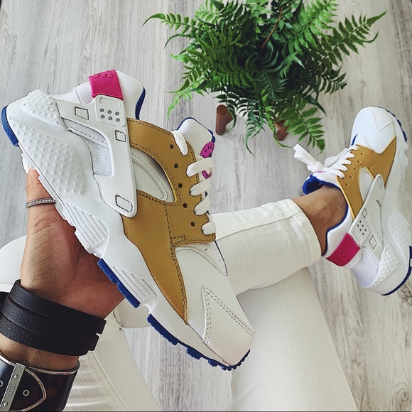 Nike Shoes - Nike huarache run sneakers
